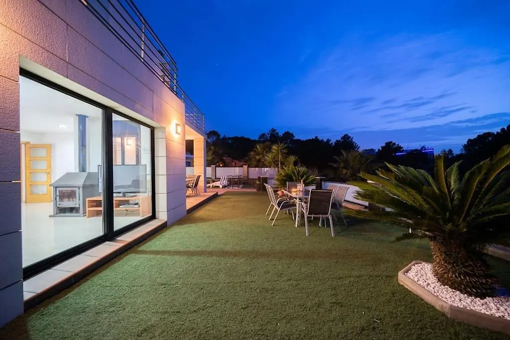 Villa Aurore, 12 Persons, Large Salt-Water Pool, Air Conditioning Lloret de Mar